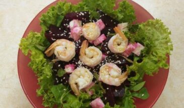 Лёгкая праздничная закуска: тёртая свёкла и креветки под лимонно-кинзовой заправкой