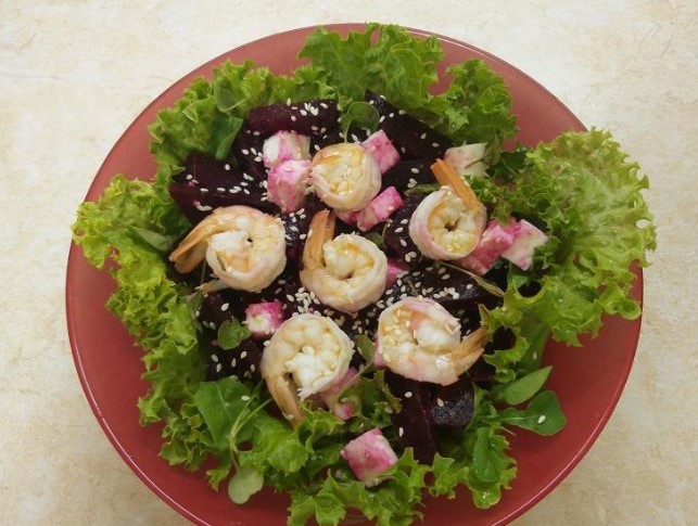 Лёгкая праздничная закуска: тёртая свёкла и креветки под лимонно-кинзовой заправкой