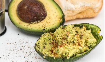 Лодочки из авокадо с копчёной рыбой: готовится за 10 минут, а выглядит — как заказ из ресторана