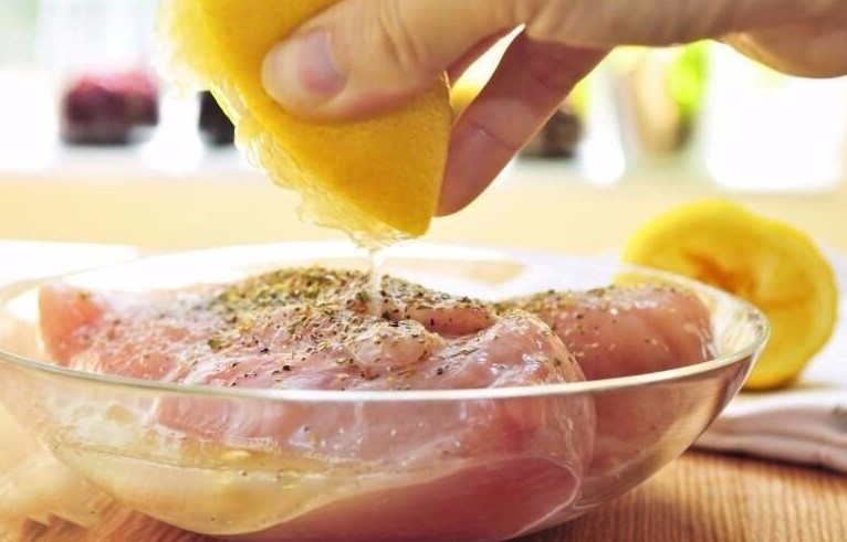 Как замариновать куриную грудку, чтобы она не стала «резиной» — и секрет сочности с неожиданным ингредиентом