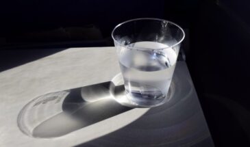 Зачем в Грузии у кровати ставят стакан воды на ночь — и что на самом деле происходит за 8 часов сна