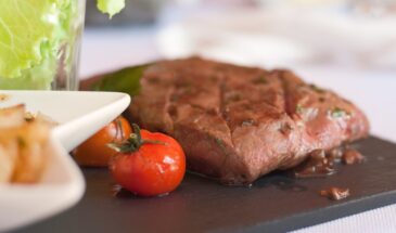 Как сделать сочным даже жёсткий кусок мяса: старый кулинарный трюк с салом, который работает без маринада