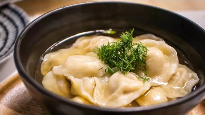 Превратите кипяток в ароматный соусный бульон — и самые простые пельмени станут шефским блюдом!