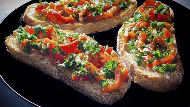 Закуска, от которой невозможно оторваться: печёный перец с оливками и сыром — 10 из 10 вкус!