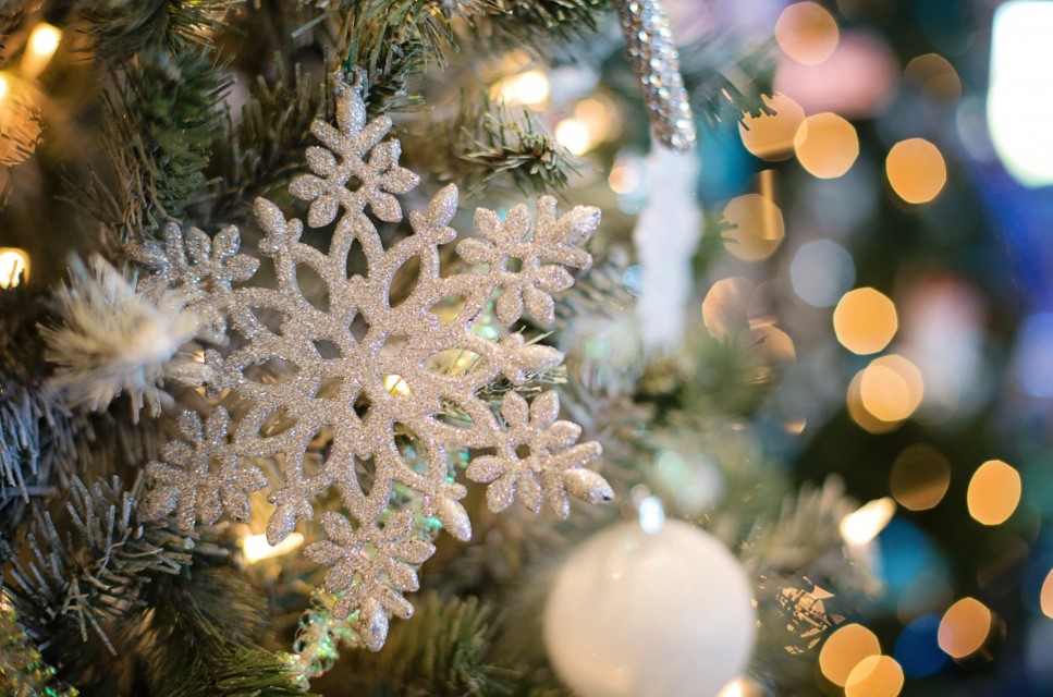 8 января — день избавления от хлама: почему в этот день нужно выбросить старую посуду и как привлечь удачу по народным приметам