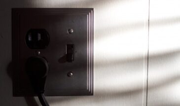 Почему телевизор нужно выключать не пультом, а из розетки: три скрытые причины, о которых многие не догадываются