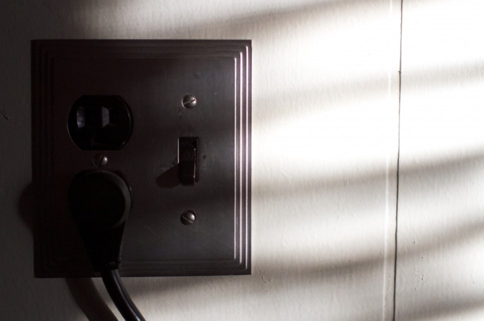 Почему телевизор нужно выключать не пультом, а из розетки: три скрытые причины, о которых многие не догадываются