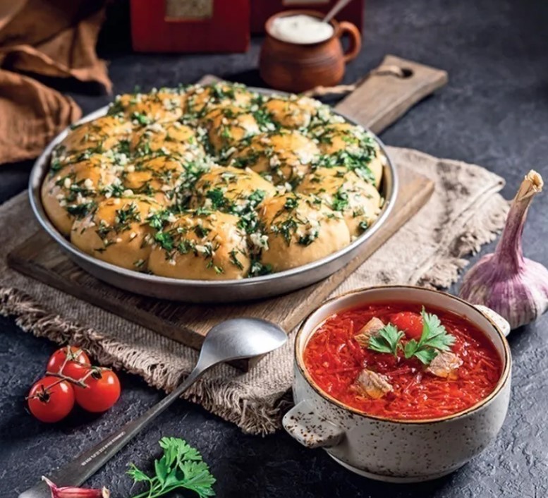 Чесночные пампушки к борщу: как приготовить воздушные булочки с хрустящей корочкой и ароматом чеснока и зелени за 1,5 часа