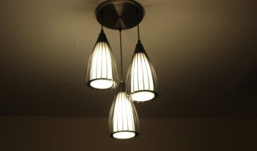 Пыль с люстры исчезнет за 10 минут: как почистить хрусталь и плафоны без снятия, лестницы и стресса