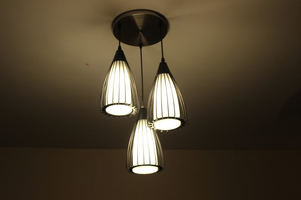 Пыль с люстры исчезнет за 10 минут: как почистить хрусталь и плафоны без снятия, лестницы и стресса