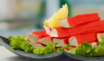 Жарю крабовые палочки две минуты — и салат становится другим: простой трюк, который знает не каждый