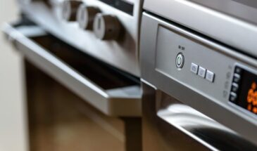 Дверца духовки засияет за 25 минут: как отмыть стекло от жира и нагара содой — без химии, скребков и перчаток по локоть