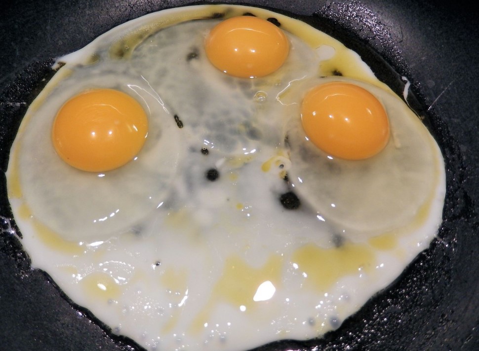 Многие каждый раз жарят яичницу неправильно: 5 ошибок, которые портят вкус даже самых свежих яиц