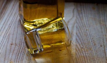 Какой алкоголь нельзя выливать в раковину: эксперт предупредил о «тихой угрозе» в праздничные дни