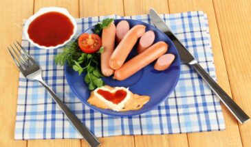 Сосиски больше не лопаются при варке: простая хитрость, которая спасает завтрак за 2 минуты