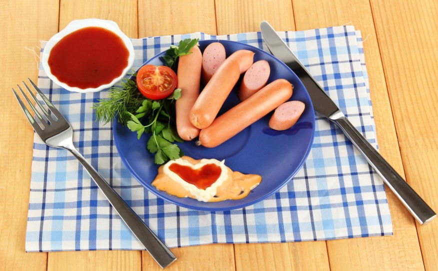 Сосиски больше не лопаются при варке: простая хитрость, которая спасает завтрак за 2 минуты