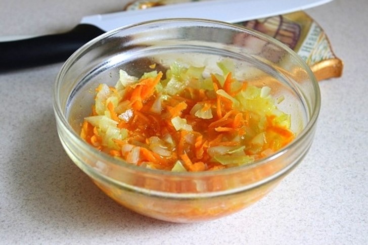 Вы всю жизнь готовили зажарку неправильно: давно делают так — и экономят полчаса на каждом супе