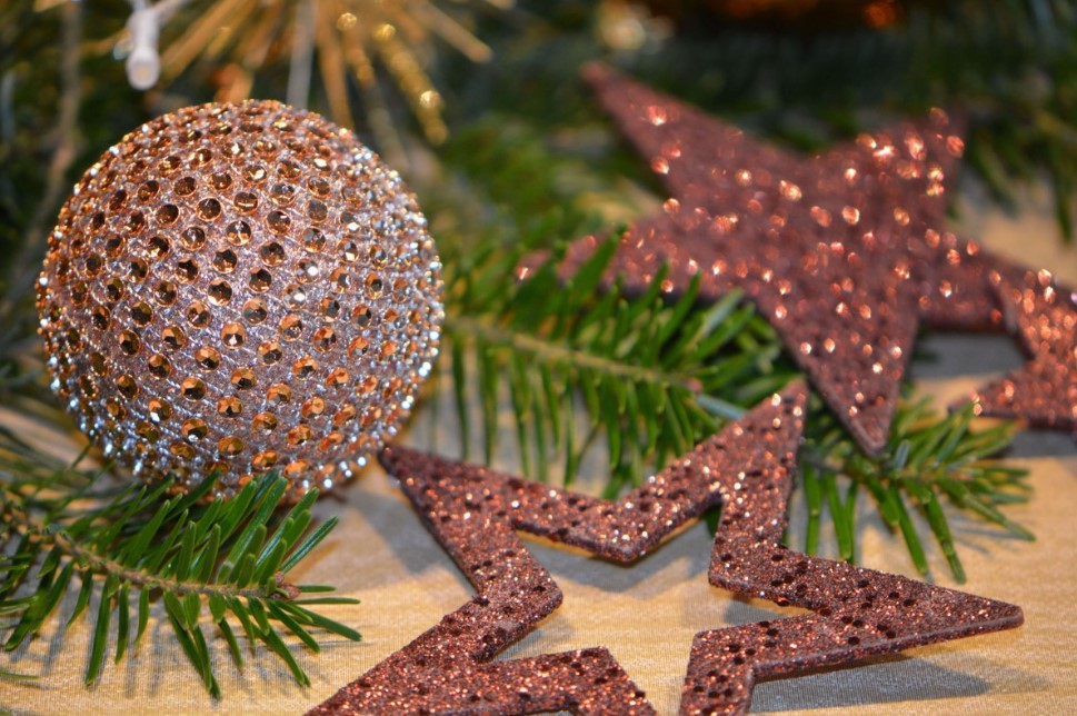 Когда убрать ёлку в 2026 году: благоприятные дни после Рождества и почему затягивать с этим не стоит