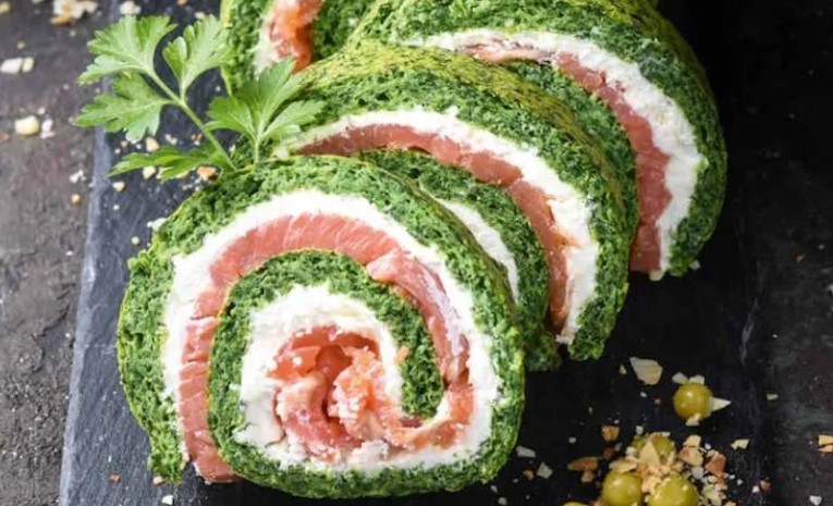 Этот рулет — один из самых удачных способов пустить в дело шпинат: полезный и эффектный на любом столе