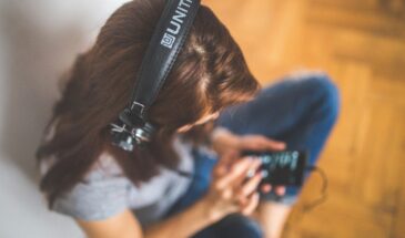 Можно ли гулять в наушниках на морозе: как не испортить технику и защитить звук зимой