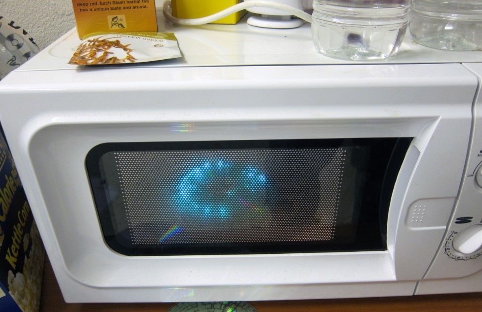 Что нельзя класть в микроволновку: простой стоп-лист, который спасёт технику и вашу безопасность