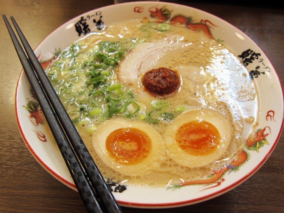 Кому нельзя есть рамен: почему лапша быстрого приготовления опасна для здоровья после 40 лет