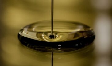 Зачем к горлышку бутылки с маслом привязывают нитку: простой лайфхак из прошлого, который работает лучше дозатора