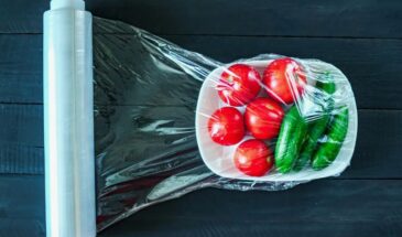 Четыре ошибки при использовании пищевой пленки, которые портят еду и вредят здоровью