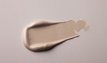 Самый нужный лайфхак для зимы — как спасти ворот куртки от тонального крема за секунды