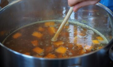 Что будет, если варить бульон на сильном огне: почему он мутнеет и как этого избежать