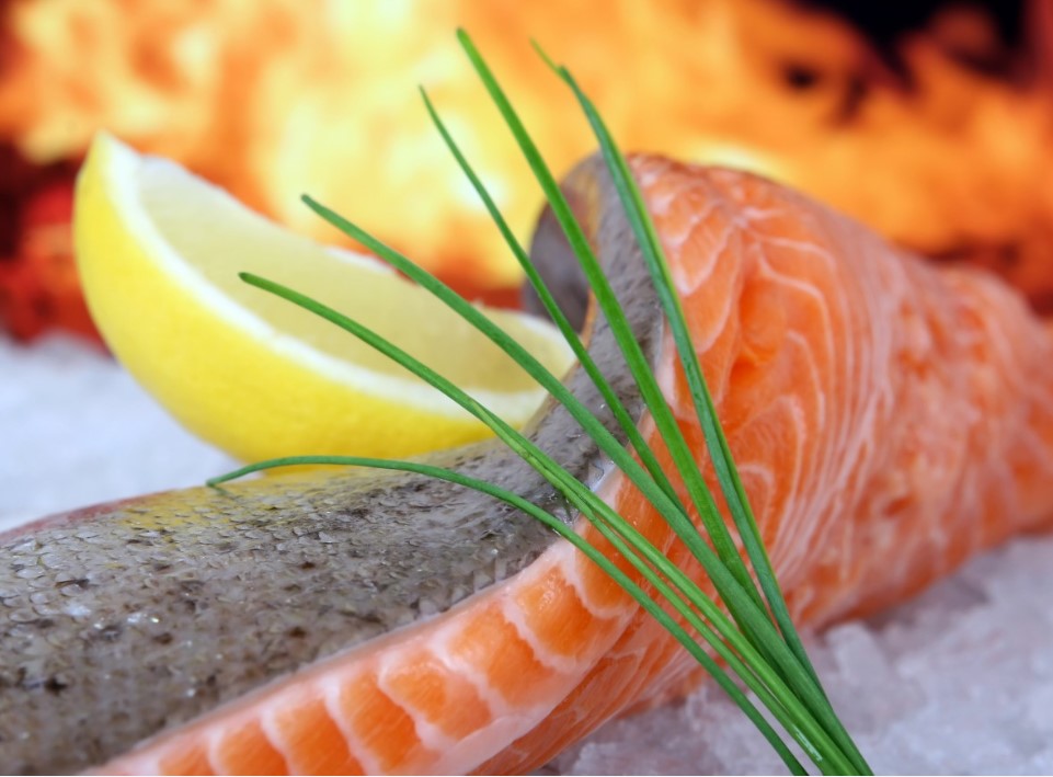 Слабосоленая семга за 15 минут: простой и вкусный рецепт с цитрусовыми нотками