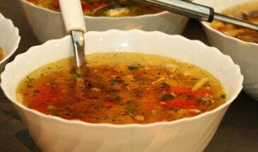 Почему суп нельзя оставлять в кастрюле на ночь: простая ошибка, которая портит вкус