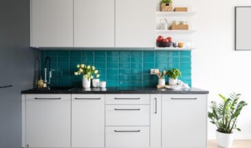 Кухонный фартук без плитки: 3 бюджетных варианта, которые легко мыть и просто монтировать