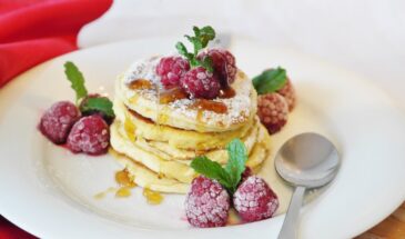 Нежные творожные оладьи на кефире: идеальный завтрак за 20 минут — вкуснее любых сырников