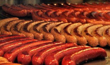 Купаты и колбаски для гриля проверили на безопасность — в некоторых нашли опасные бактерии и антибиотики