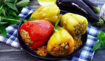 Фаршированные перцы, от которых семья просит добавки! Секрет — в соусе, который все обожают