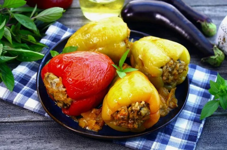 Фаршированные перцы, от которых семья просит добавки! Секрет — в соусе, который все обожают