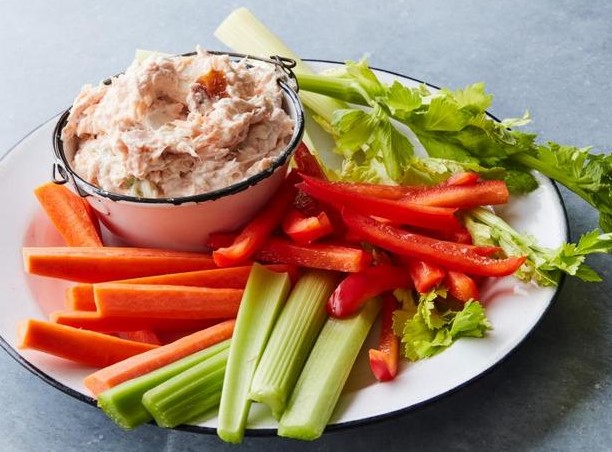 Копчёный лосось — не только на бутерброды! Гости в восторге от этого дипа, который готовится за 5 минут