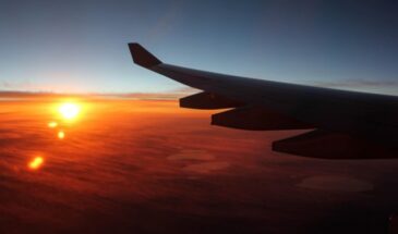 Как пережить долгий перелёт без отёков и усталости? 4 простых лайфхака, которые спасут ваше тело в самолёте