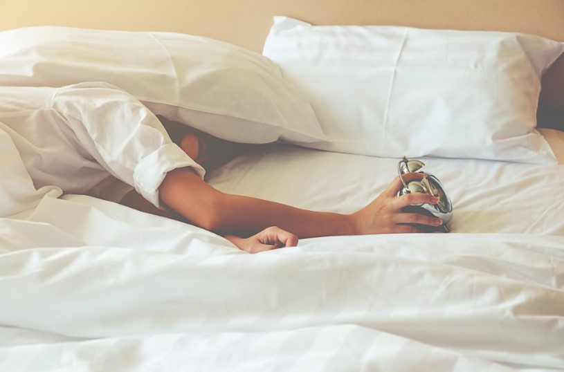 В какой позе спать, чтобы проснуться бодрым — врач раскрыла главный секрет здорового сна