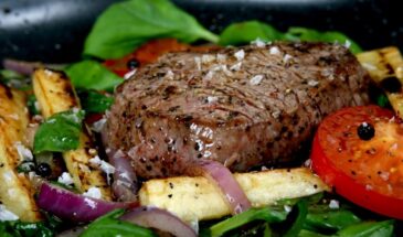 Запекаю свинину с яблоком и луком — и получаю сочное мясо с соусом за 10 минут подготовки