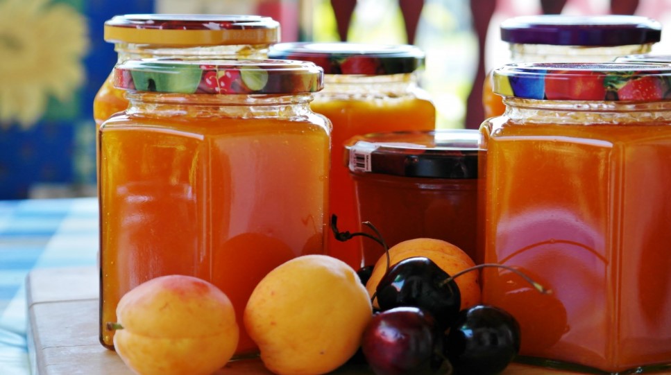 Не можете открыть банку? Два простых способа, которые работают мгновенно — даже ребёнок справится!