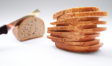 Черствый хлеб — не мусор, а суперудобрение! Как превратить батон в урожай огурцов и помидоров