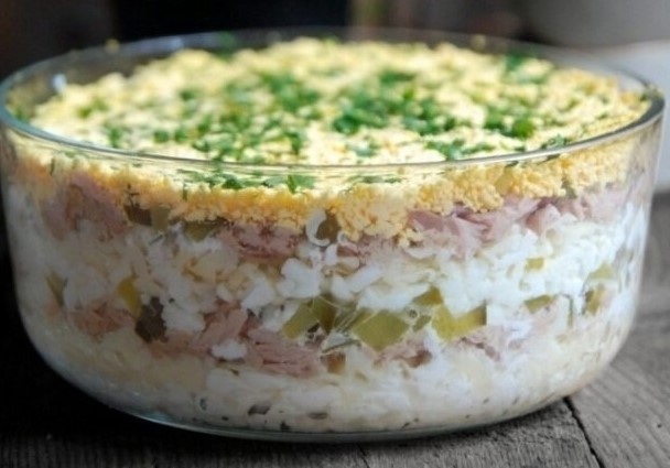 Салат «Пикантный» — взрыв вкуса за 20 минут! Гости не поверят, что вы приготовили его сами