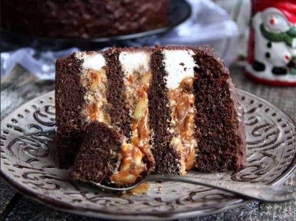 Десерт мечты: торт «Сникерс» со сгущёнкой, который тает во рту