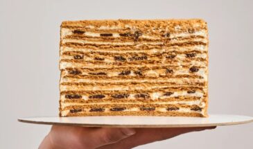 Медовый торт с черносливом — коржи мягкие, крем нежный, а аромат карамели сводит с ума! Готовится за 1 час