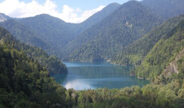 Отдых в Абхазии летом 2026: где найти «всё включено» с бассейном за 40 тысяч рублей — полный гид по ценам и отелям!