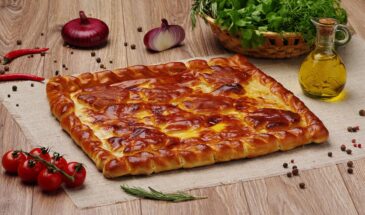 Этот рыбный пирог печётся за 25 минут, а съедается за 5: рецепт из кефира, который обманывает всех гостей