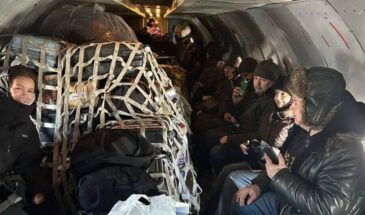 «Дамы и господа, приветствуем вас на борту…» Из-за нехватки самолетов пассажиров стали перевозить на транспортниках