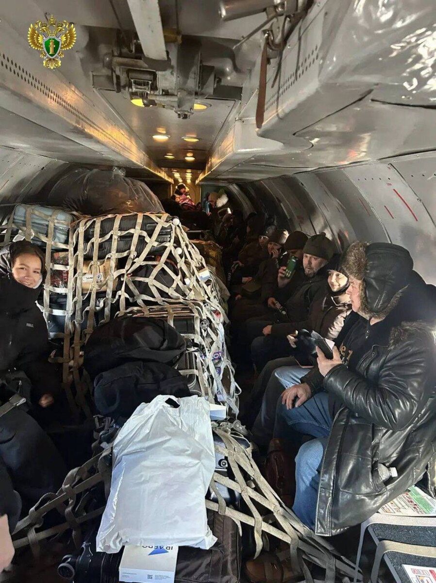 «Дамы и господа, приветствуем вас на борту…» Из-за нехватки самолетов пассажиров стали перевозить на транспортниках